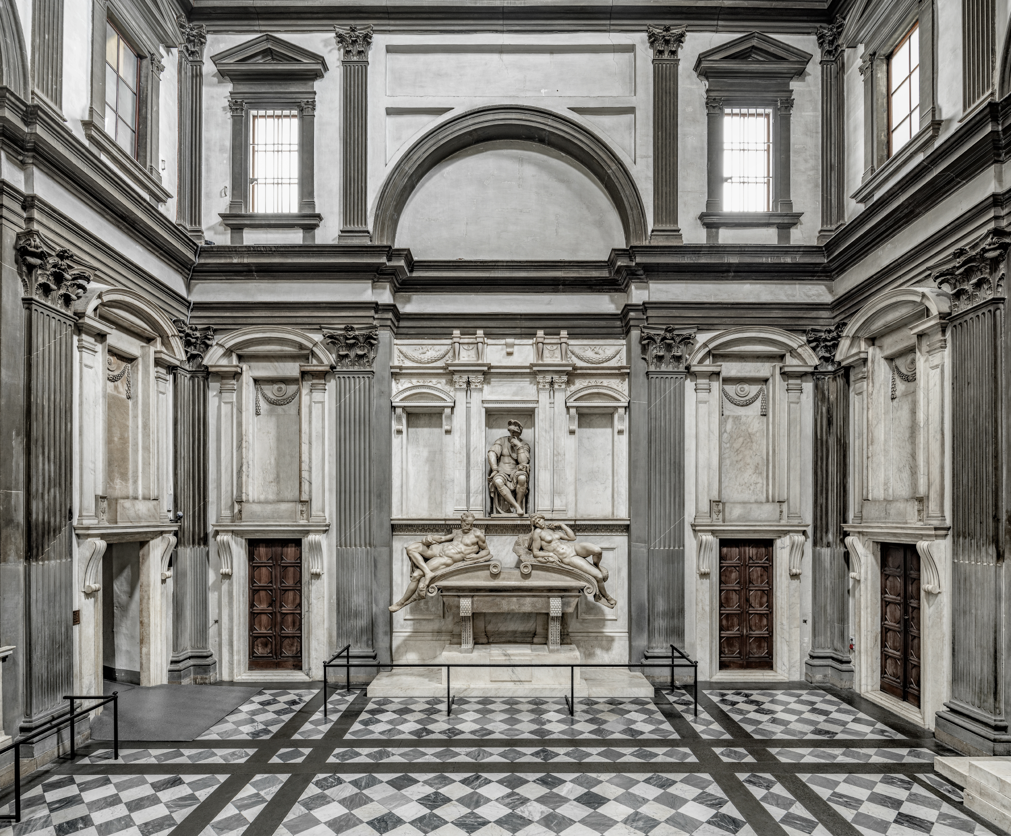 Veduta della Sagrestia Nuova delle Cappelle Medicee con la tomba di Lorenzo de' Medici di Michelangelo